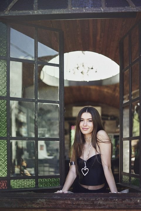 Sesión de 15 juvenil y moderna en balcón rústico para book exclusivo en Argentina