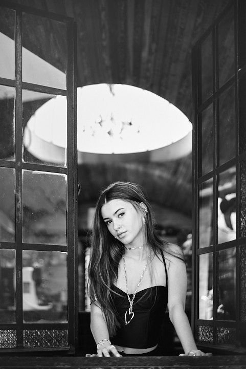 Book de 15 elegante estilo editorial blanco y negro para adolescentes que buscan fotos premium