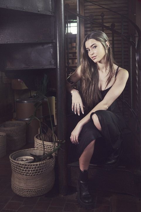 Foto artística de 15 años con estilo moderno y actitud editorial en Argentina