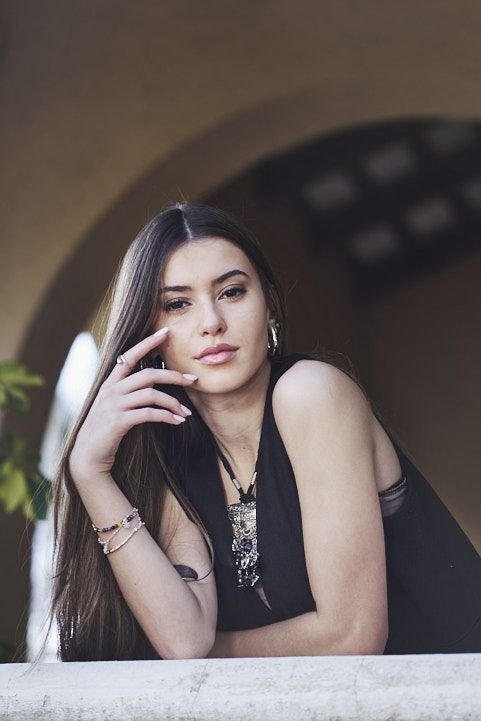 Book de 15 de estilo boho y editorial realizado en jardines y cascos históricos exclusivos de Argentina. Sesión de 15 años.