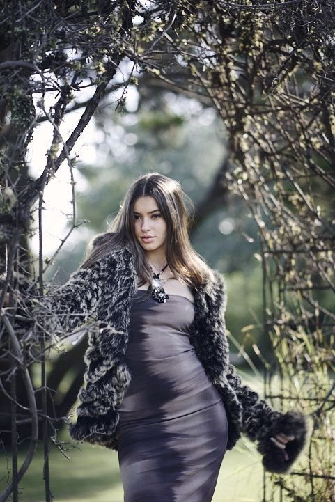Sesión de 15 de estilo editorial y boho chic en locación premium, ideal para quinceañeras que buscan algo único.