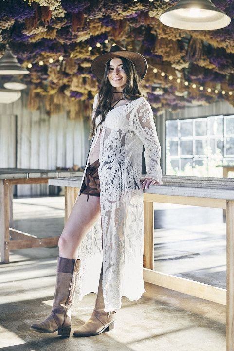 Quinceañera en sesión de 15 estilo editorial boho con luz natural en Argentina Retrato artístico de quinceañera estilo boho con flores secas en sesión de 15 en Argentina. Sesión de 15 años.