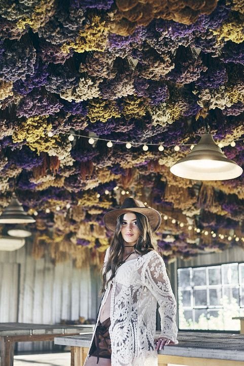 Retrato artístico de quinceañera estilo boho con flores secas en sesión de 15 en Argentina. Sesión de 15 años.