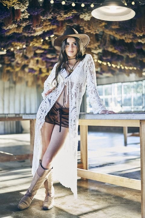Foto creativa de 15 años con estética editorial y ambiente rústico