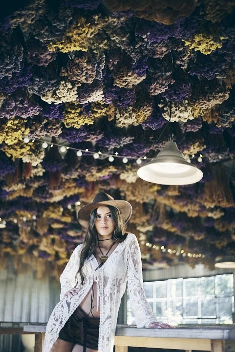 Retrato de quinceañera posando con vestido boho en sesión artística