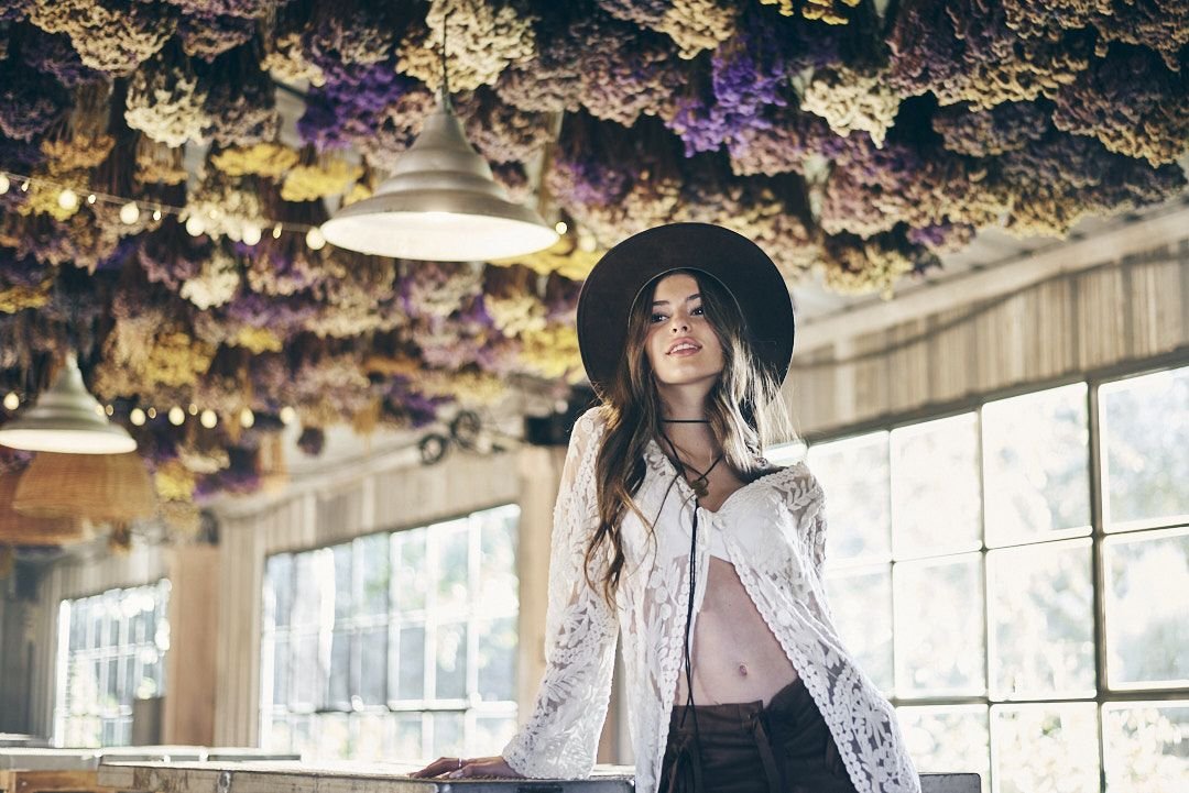 Retrato profesional de 15 años con flores secas en ambiente creativo