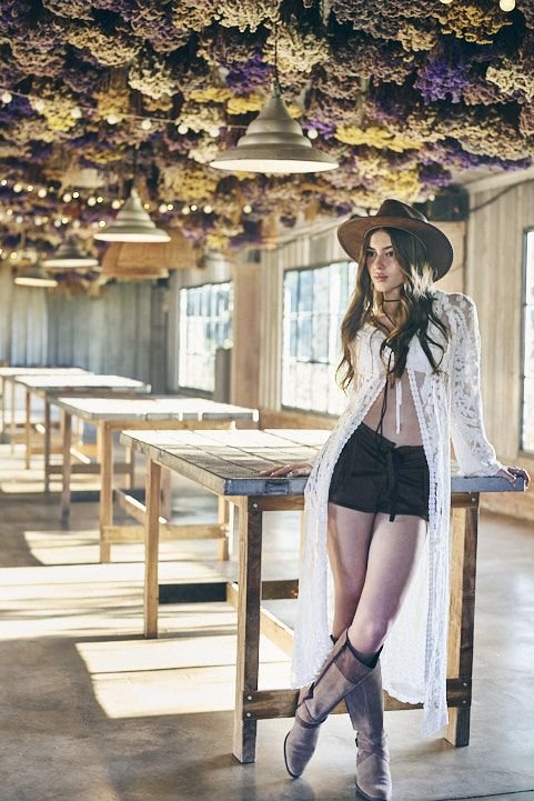 Foto editorial de quinceañera con luz suave y look bohemio en Argentina