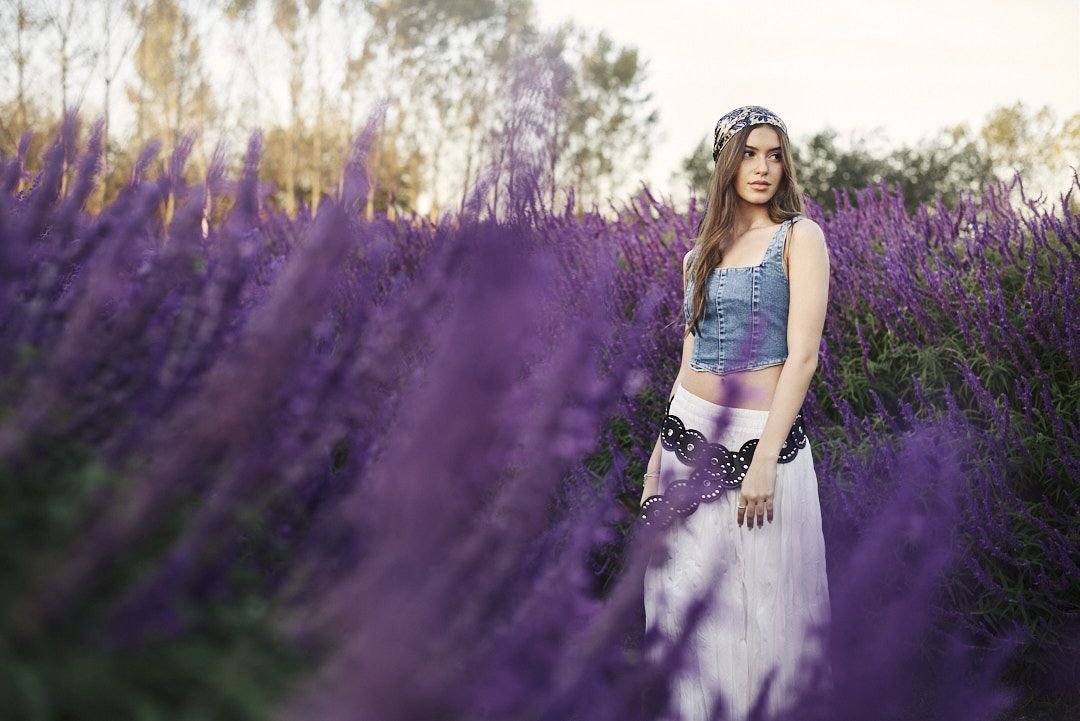 Book de 15 en Argentina, sesión de fotos natural en campo de flores