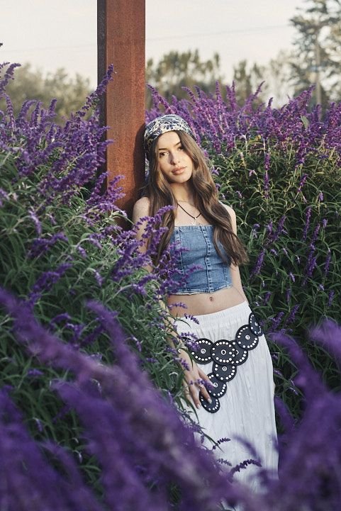 Sesión de fotos de 15 al aire libre con estética romántica y luz natural