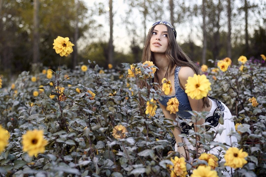 Book de 15, sesión bohemia al aire libre entre flores
