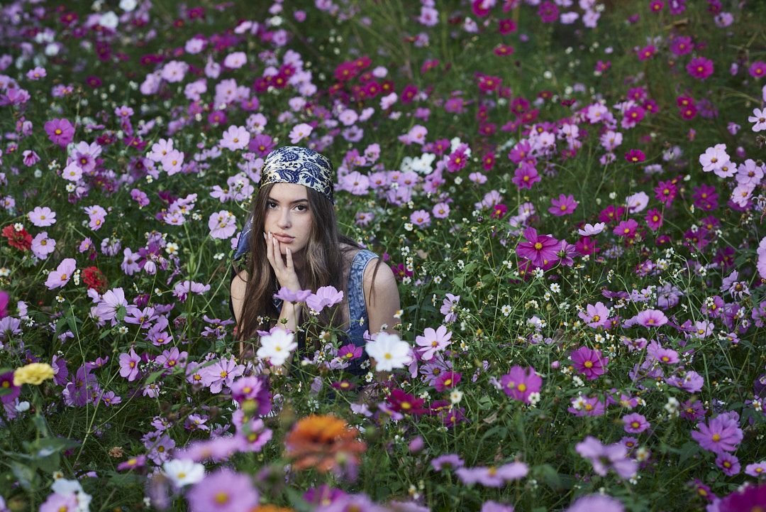 Fotografía de 15 años, sesión bohemia en campo de flores