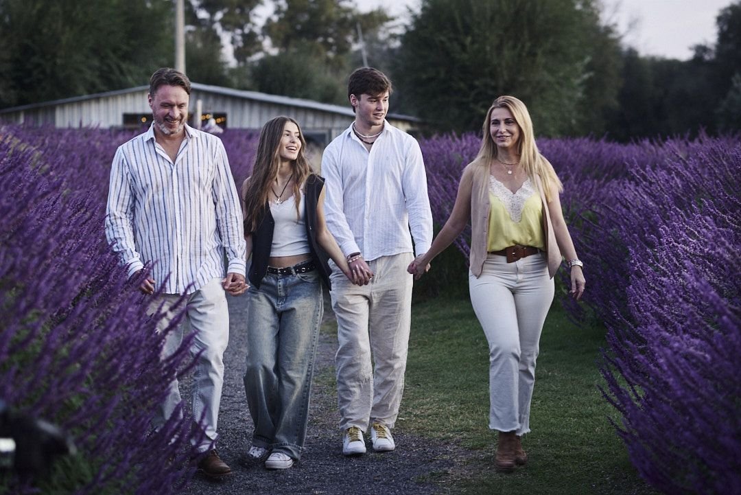Sesión de fotos de 15 en Córdoba, retratos familiares en campo de flores