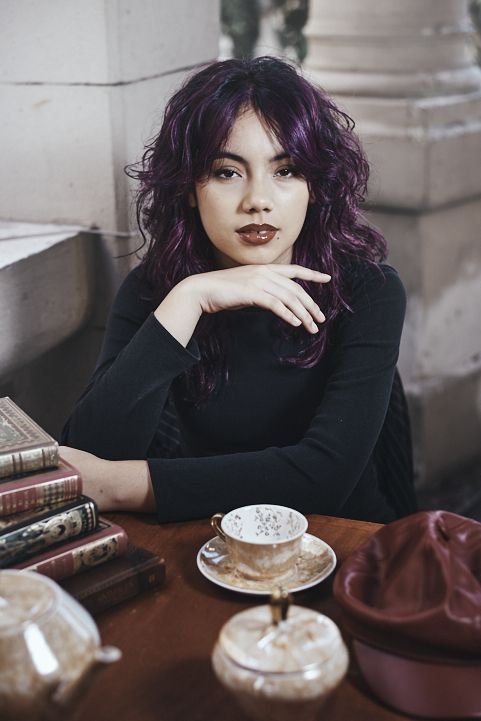 Retrato editorial de 15 años en Argentina con estética alternativa y styling urbano; producción artística pensada para clientes premium de Nordelta, Palermo Chico y Puerto Norte.