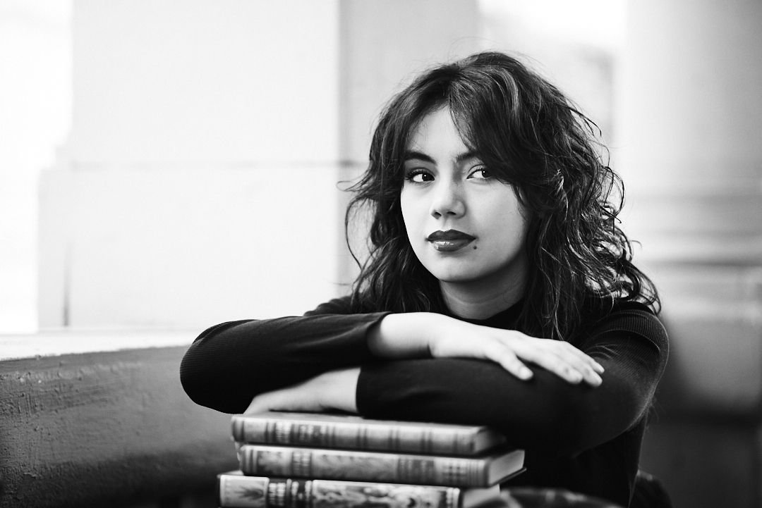 Retrato artístico de 15 años con dirección profesional y estética contemporánea; sesión premium en Argentina para clientas que buscan fotos con impronta editorial.