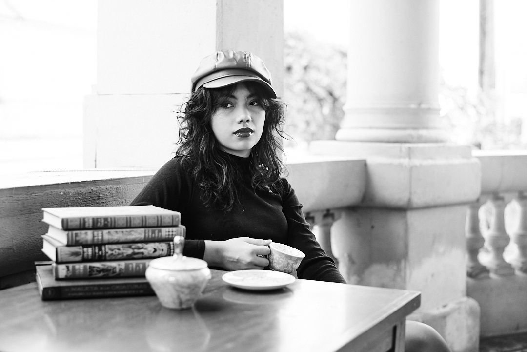 Sesión de fotos de 15 años estilo fashion editorial con vibra moderna y personalidad fuerte; fotografía profesional en locaciones exclusivas de Córdoba, Valle Escondido y zonas de alto nivel adquisitivo.