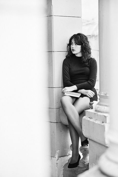 Producción de 15 años estética editorial con ambientación arquitectónica clásica; fotografía premium para clientes que buscan estilo europeo en Argentina.