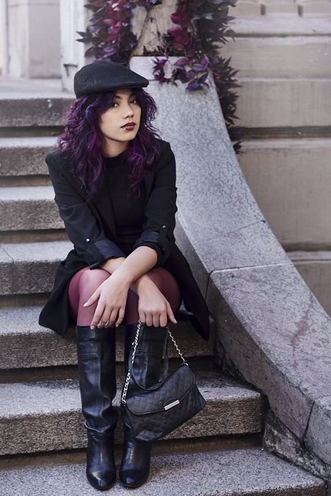 Retrato fashion de 15 años con ambientación arquitectónica elegante; producción premium ideal para adolescentes con estilo propio y familias de zonas exclusivas.