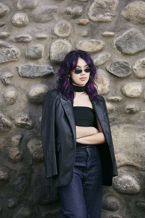 Foto de 15 años con estética boho–alternativa y peinado color violeta; propuesta visual premium para familias de Nordelta y Pilar.
