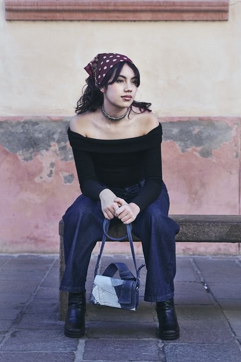 Sesión de fotos de 15 años estilo fashion editorial con vibra moderna y personalidad fuerte; fotografía profesional en locaciones exclusivas de Córdoba, Valle Escondido y zonas de alto nivel adquisitivo.