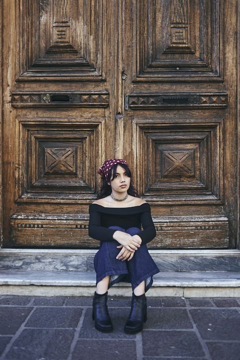 Foto editorial de 15 años con ambientación arquitectónica y look moderno; ideal para clientes de zonas premium como Nordelta y Pilar.
