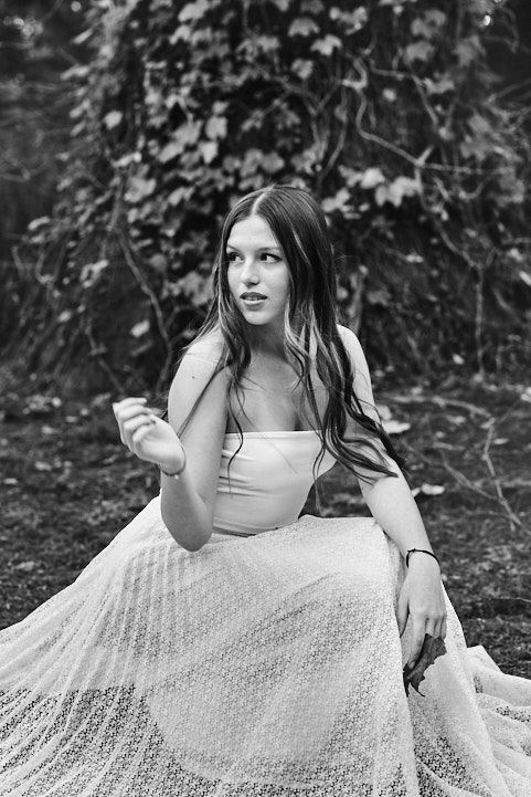 Sesión de fotos de 15 años con estilo artístico y enfoque editorial, realizada en locaciones exclusivas de Argentina.
