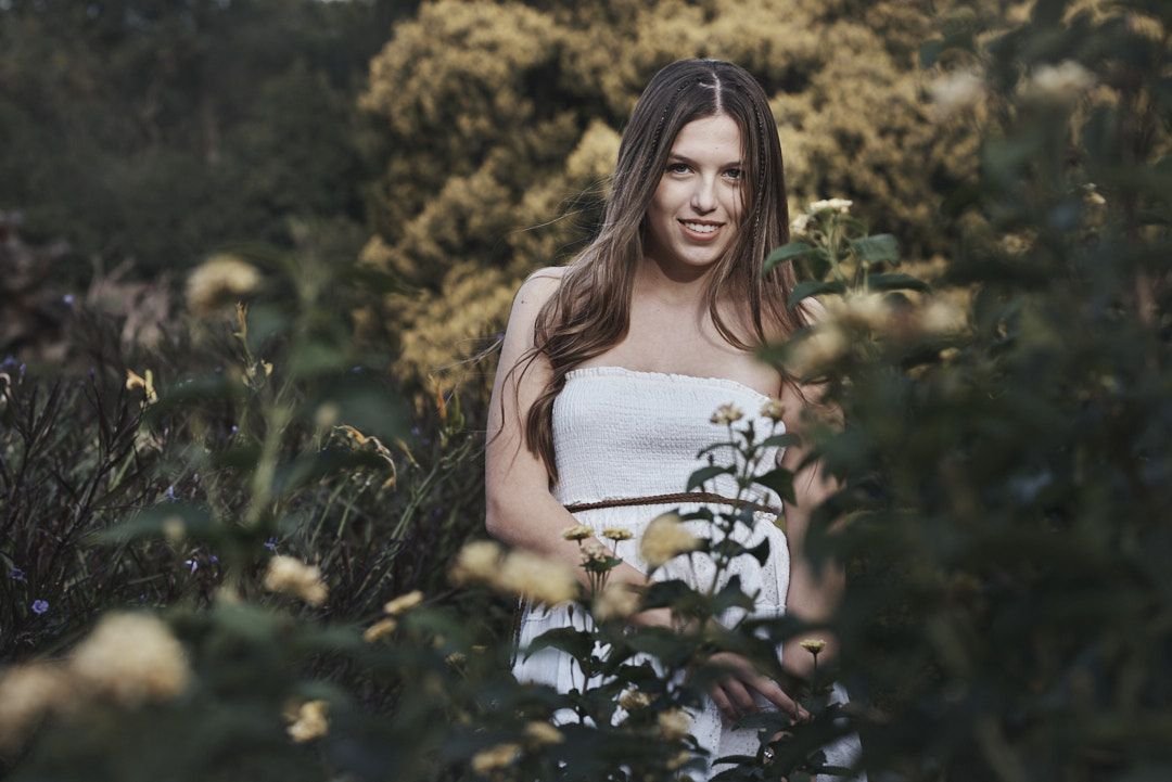 Sesión artística de 15 con enfoque editorial y estilo boho, dirigida a familias premium que buscan fotos diferentes.