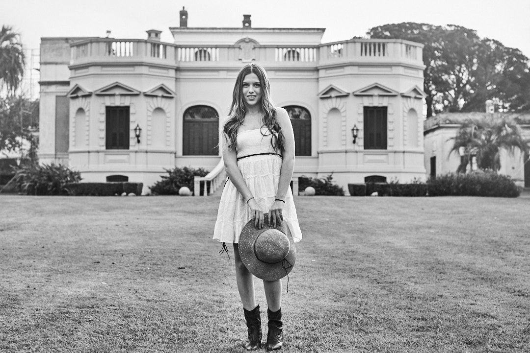 Fotografía profesional de 15 años con mood europeo y estética editorial, ideal para madres que buscan producción de lujo.