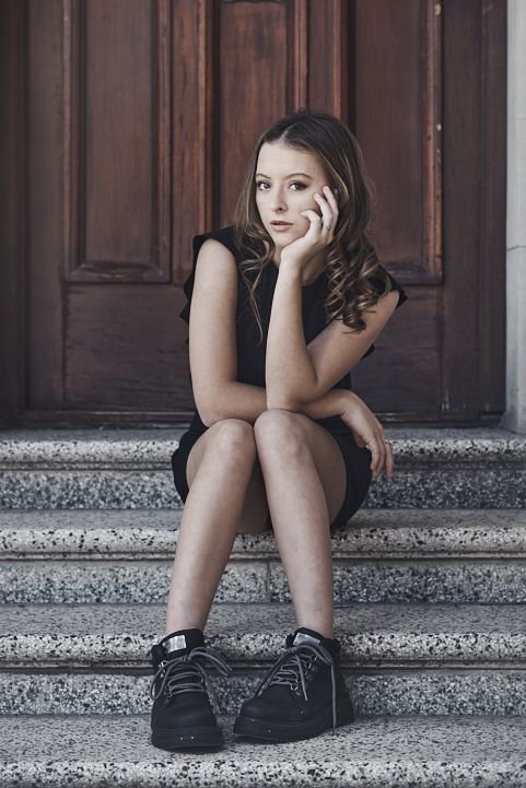 Foto artística de 15 años con estética clásica-minimal y arquitectura imponente, dirigida a clientes premium de Palermo Chico.