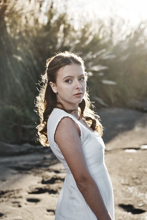 Sesión de fotos de 15 con vibe cinematográfica al atardecer, look blanco etéreo y dirección premium; pensado para clientes de Palermo Chico y Puerto Norte.