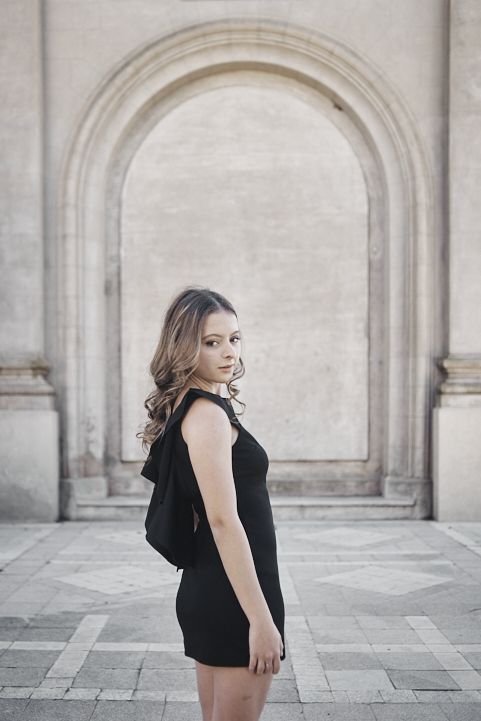 Retrato de quinceañera en clave moderna y minimalista con locación urbana; estilo buscado en Palermo Chico y Puerto Norte. Book de 15 años.