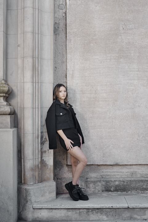 Producción de 15 años con look total black y composición elegante frente a arquitectura clásica, ideal para familias de Nordelta y Valle Escondido.