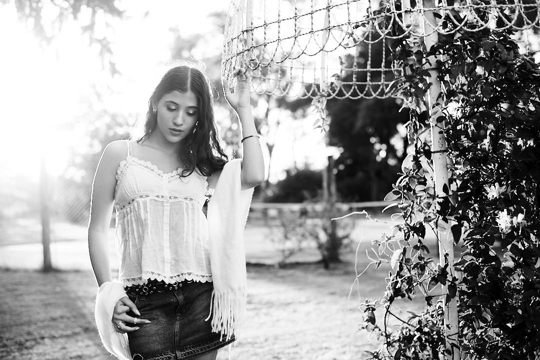 Retrato moderno de quinceañera con look boho chic en locación histórica