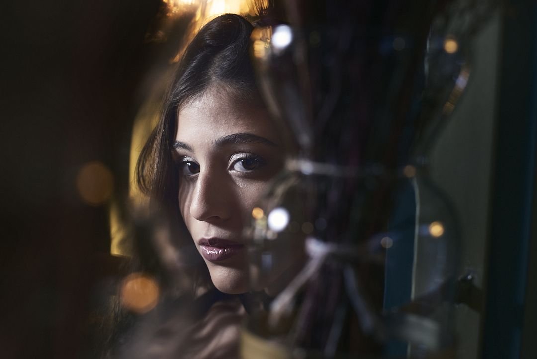 Retrato de quinceañera estilo revista en sesión personalizada de alta gama