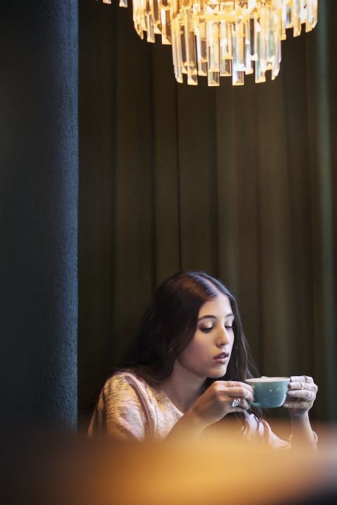 Retrato de 15 años elegante y artístico pensado para chicas con estilo. Fotos con cafe en una cafeteria Argentina