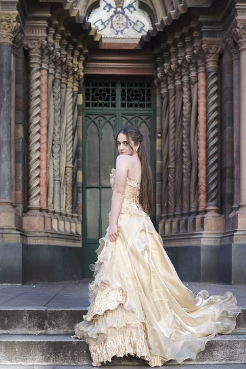 Fotografía editorial de 15 años en Argentina con vestido dorado diseñado a medida, estilo haute couture, producida en locación urbana premium para familias que buscan una sesión artística y diferente.Sesión de fotos de 15 años