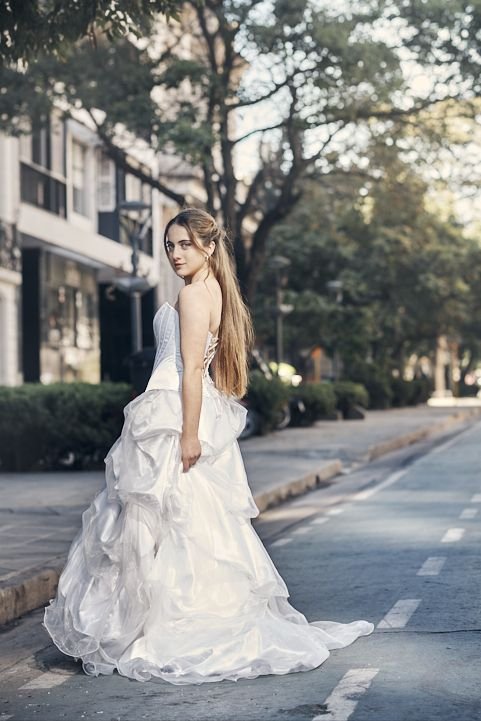 Book de 15 estilo editorial en entorno urbano elegante, ideal para familias de zonas como Nordelta, Pilar o Palermo Chico que buscan fotografía de alto nivel.