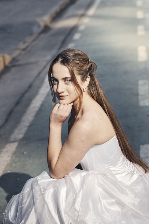 Fotografía premium de 15 años con estética editorial, producida en exteriores urbanos para familias que valoran propuestas creativas y de alta calidad.