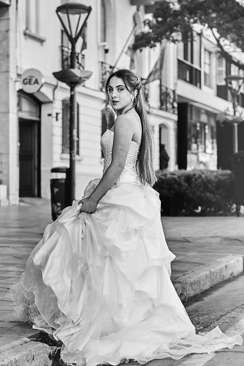 Producción artística de 15 años en entorno urbano sofisticado, pensada para clientes que buscan un estilo editorial y una estética elegante.