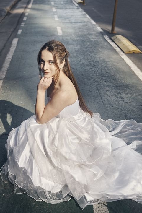 Retrato editorial de 15 años con look de princesa moderna en locación clásica de Argentina, para familias que buscan fotos auténticas y sofisticadas.