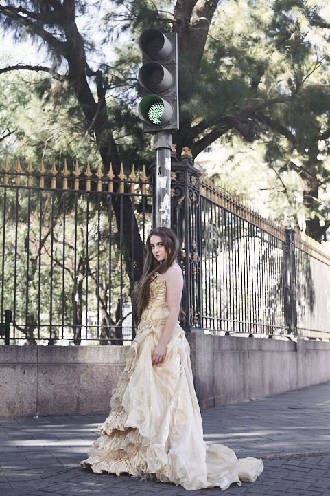 Foto editorial de 15 años con ambientación arquitectónica y look moderno; ideal para clientes de zonas premium como Nordelta y Pilar.