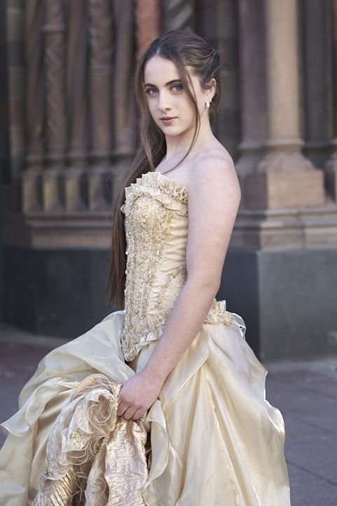 Book de 15 años en Buenos Aires con estética editorial y vestido dorado de inspiración vintage, ideal para quienes buscan fotografía exclusiva y personalizada.