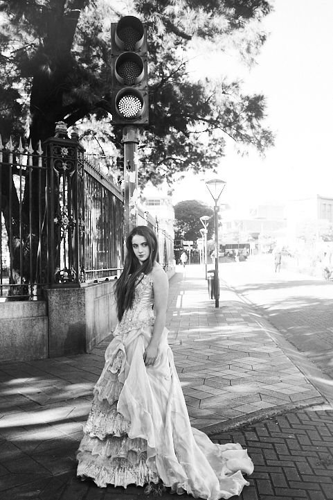 Retrato artístico de 15 años en arquitectura histórica; fotografía editorial premium para clientes que buscan imágenes diferentes y sofisticadas en Argentina.