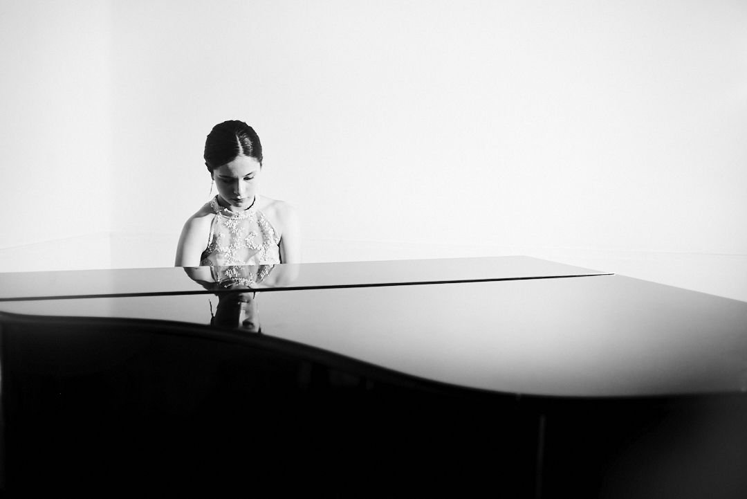 Sesión de fotos de 15 con piano, retratos delicados y expresivos