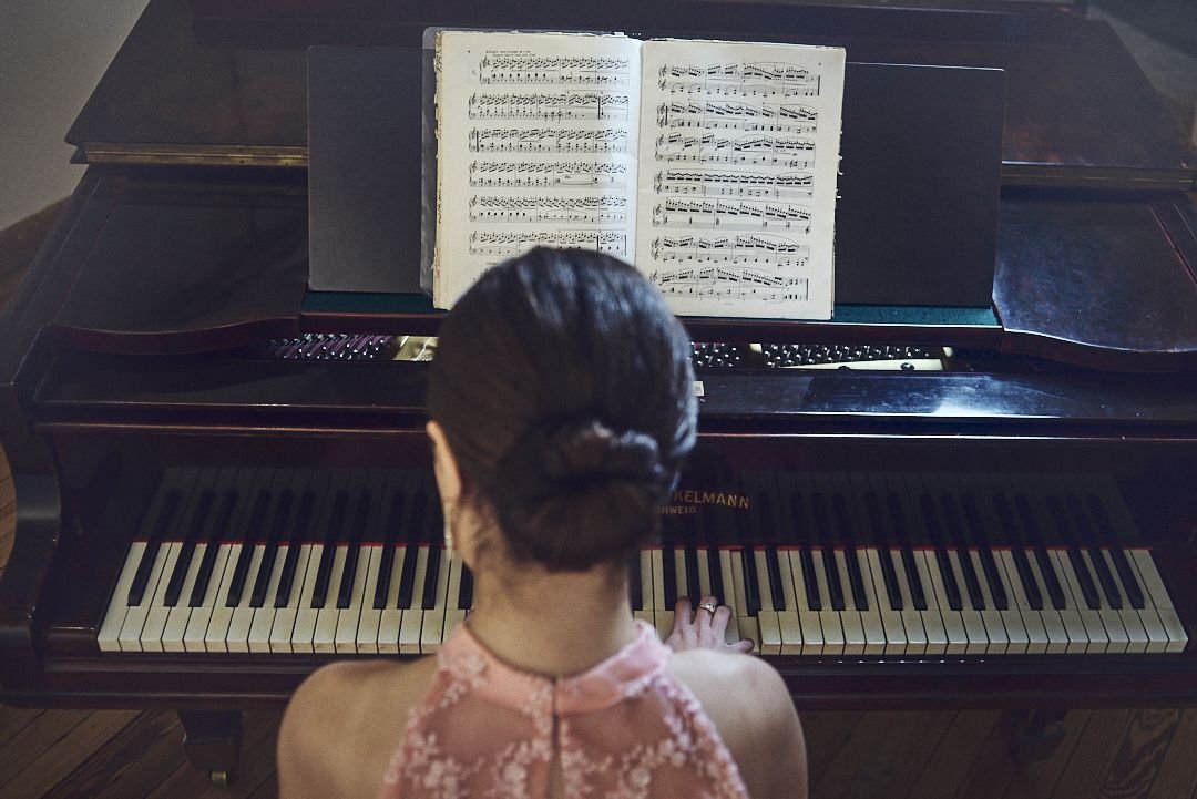 Book de 15 inspirado en la música, fotos en piano con luz natural