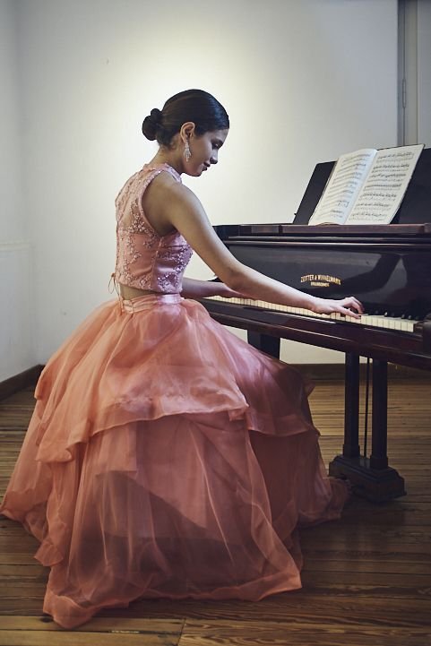 Sesión de fotos de 15 en Villa María, retratos tocando el piano