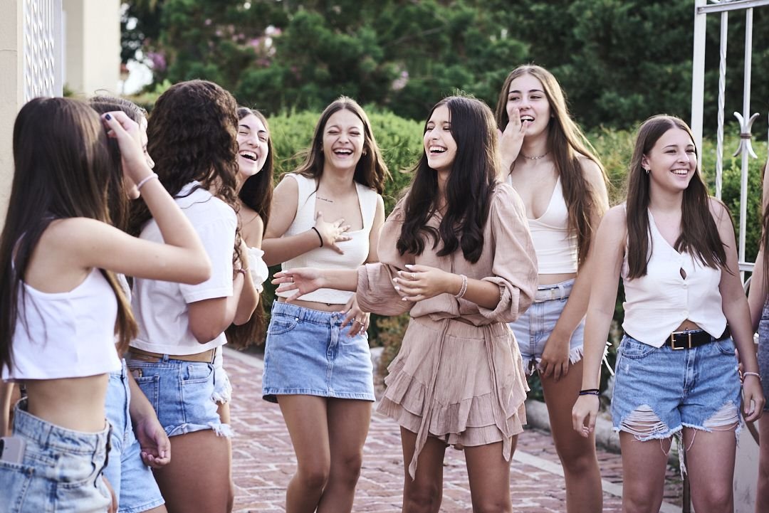 grupo de amigas en el book de 15 de Vale durante la sesión previa
