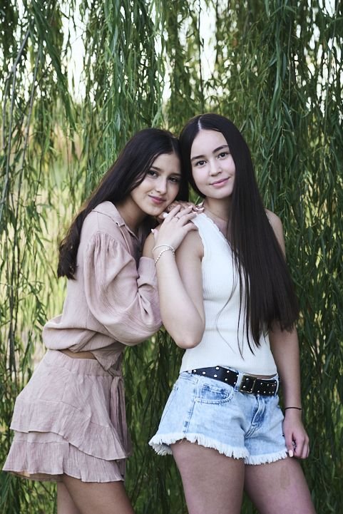 amigas riendo durante la sesión de fotos de 15 en Córdoba
