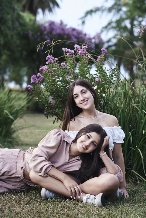 amigas abrazadas en la sesión de fotos de 15 de Vale