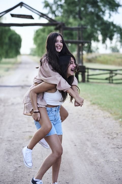 momento divertido entre amigas en la sesión de fotos de quince años