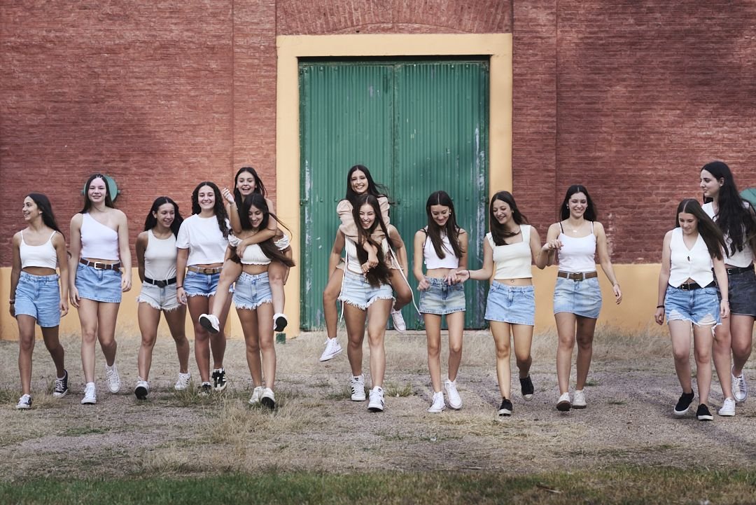 amigas de Vale posando juntas en su sesión de fotos de 15 en Córdoba